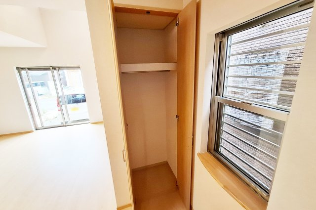 堺市東区草尾の収納|LDK物入：季節小物やお掃除道具などの収納に便利。生活感を上手に隠せます。
