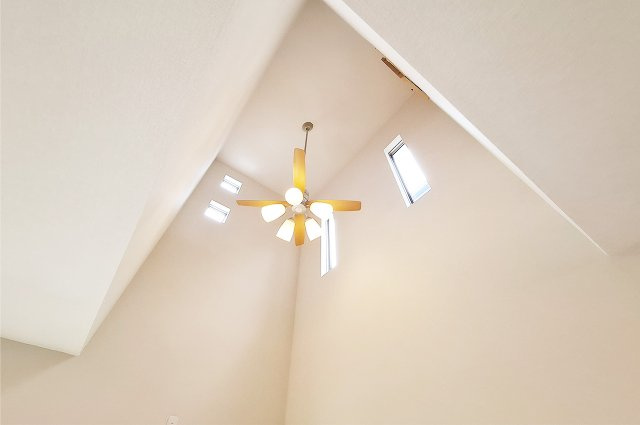 堺市東区草尾の内装|吹抜け：LDK上部の吹抜けは、住まいを広く開放的に見せてくれます。