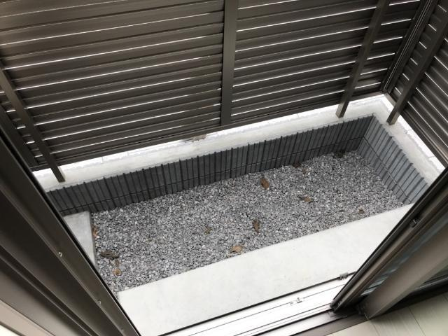 狛江市猪方２丁目のアパートの庭