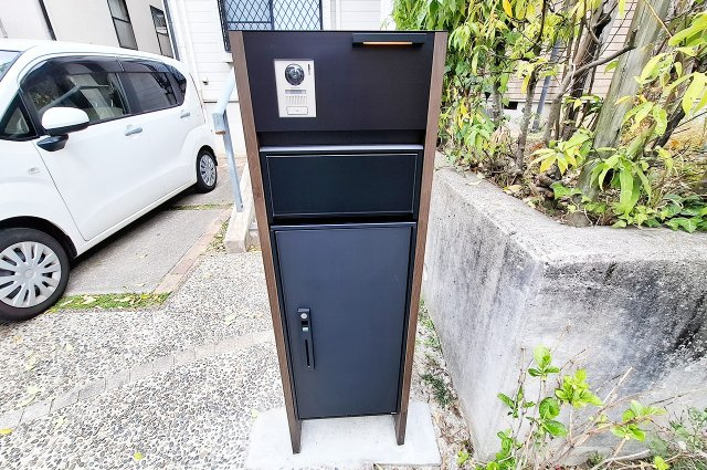 富田林市小金台の設備|機能門柱：新調済み。宅配ボックス付きで不在時でも荷物が受け取れます。
