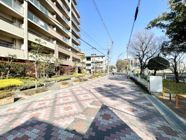 セントパークス平野公園の周辺|前面道路にはゆとりがあり、街並み全体にも落ち着きがあります。マンションの植栽と周囲の緑が調和した、穏