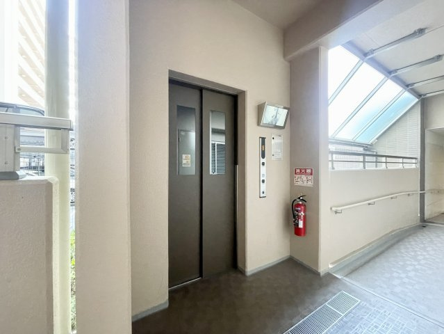 セントパークス平野公園のその他共用部分|エレベーターを備えた共用部。手すり付きのスロープも設けられており、毎日の移動にもやさしく配慮されてい