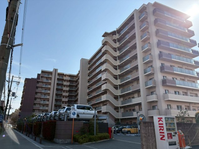 セントパークス平野公園の外観|駐車場側から見た外観です。建物まわりもすっきりと整えられ、全体にゆとりのある印象が広がります。