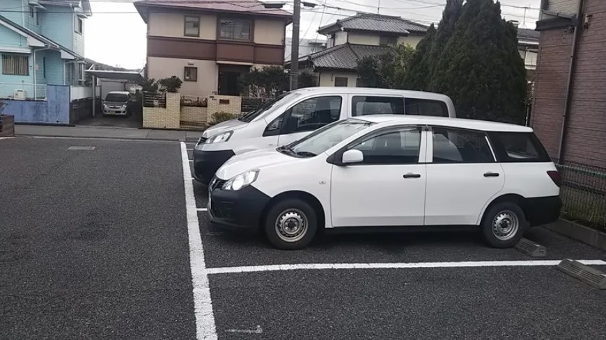 レオネクストエクレールの駐車場