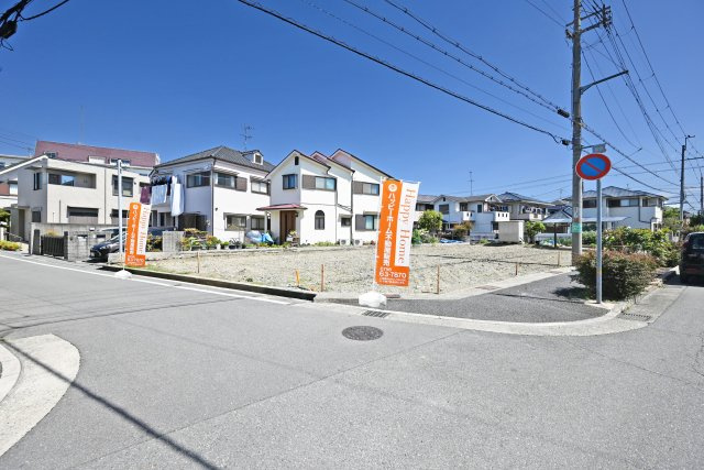 鈴原町9丁目新築一戸建て全3区画│4LDK+駐車1台可の前面道路含む現地写真|現地角側から撮影した前面道路含む、現地外観写真です。