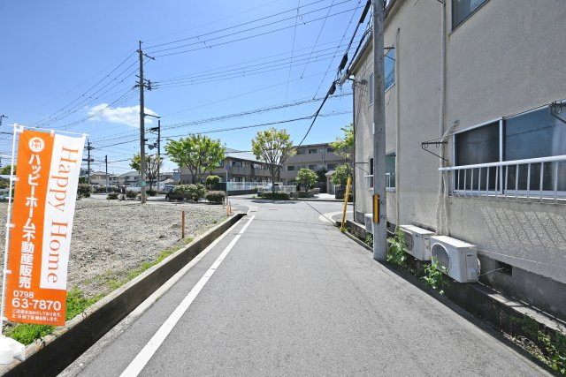 鈴原町9丁目新築一戸建て全3区画│4LDK+駐車1台可の前面道路含む現地写真|西側道路は約5ｍ幅です。