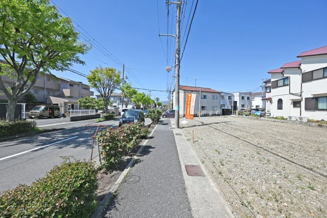 鈴原町9丁目新築一戸建て全3区画│4LDK+駐車1台可の前面道路含む現地写真|現地東側から西向きに向かって撮影した前面道路写真です。