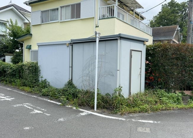【外観】 | 土地の形が極端に長細かったり、狭小地、あるいは道路との高低差がある傾斜地だった場合、後々売ろうとしても買い手がつかない場合もあります。後々、売却することになった時に価値の下がらない土地を選びましょう。