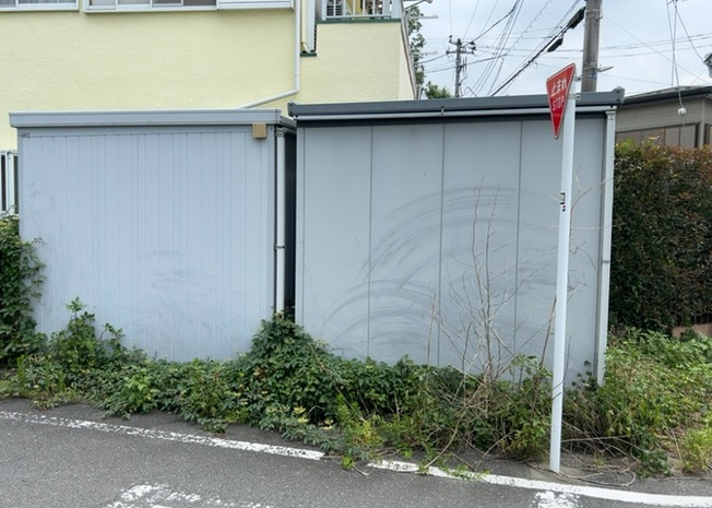【外観】 | 家を建てる場合、方位は要チェックです。現実的に日当たりのよい家ならばリビングは南側、建築基準法でも北側に当たる家への配慮は求められています。土地を見学に行く際は、方位磁針を持って行くようにしましょう。