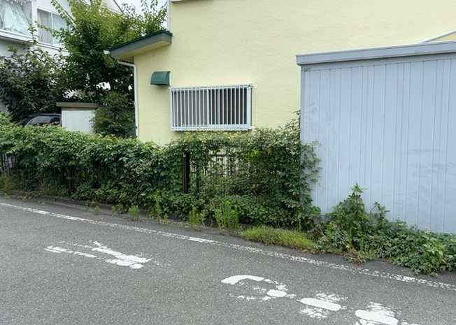【外観】 | 土地を買う際、住む地域の自治体や福祉の補助制度にも注目してみましょう。子供や老人の医療補助やゴミ出しのルールなど、自治体によってルールに大きな違いがあるため、暮らしやすい土地で判断するとよいでしょう。