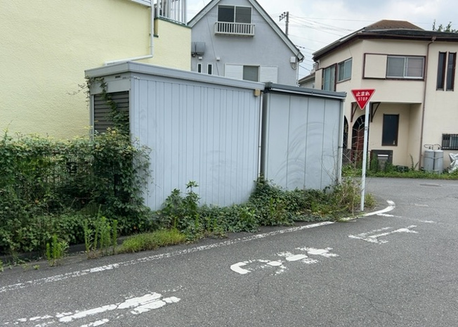 【外観】 | 土地の前の道路に消火栓が設置されていることがあります。この場合、道路交通法第45条第1項により、駐車禁止の場所が指定されています。そのため、車庫などの駐車スペースをつくることができない場合があります。