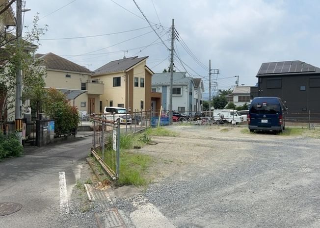 【外観】 | 現地に行くなら、物件の周囲の地形がどうなっているかを見ることも大切です。周辺より低くなっている土地では、大雨などで水が集まりやすいため、地盤が弱くなっているということも考えられるため、注意が必要です。