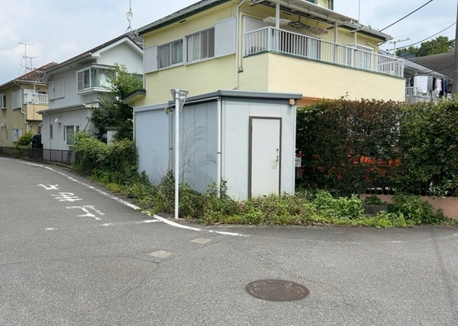 【外観】 | 物件の詳細については、現地を見てわかること以外に、役所や法務局などで調べないとわからないことがあります。そのため、現地に行く場合は、もしこの物件を買ったらどのような生活ができるかをイメージしましょう。