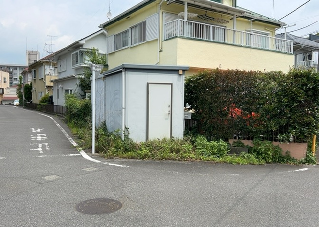 【外観】 | 隣家の土地はどうなっているのか、生活利便施設が近くにあるのか、学校まで近いかなど、お客様のライフスタイルにあわせたイメージが重要です。また、近くにあると困る施設が近くにないかも確認するといいでしょう。