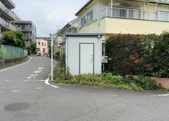 【外観】 | 土地購入を検討されている場合、境界杭がない状態で購入してしまうと境界確定測量をする必要があり、費用がかかります。購入の前に、売主、隣土地所有者立ち合いのもと境界を確定し境界杭を設置するのがベストです。
