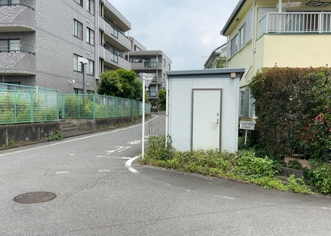 【外観】 | 家を建てる前提で土地を探している場合、地盤の丈夫さは譲れない条件の一つです。地盤が脆弱だと追加工事が必要となります。また、過去に地盤沈下や液状化現象を起こした土地は、できるだけ避けた方がいいでしょう。