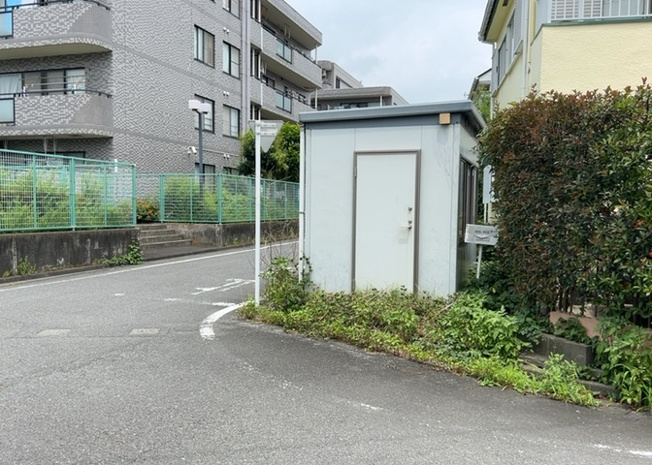 【外観】 | 人が暮らすうえで日光は大切な要素となります。日当たりの良さは譲れないポイントですね。併せて近くに大きな建築物の建築予定がないか、あるいはそれが可能な土地が近くにないか事前に確認することもお勧めします。