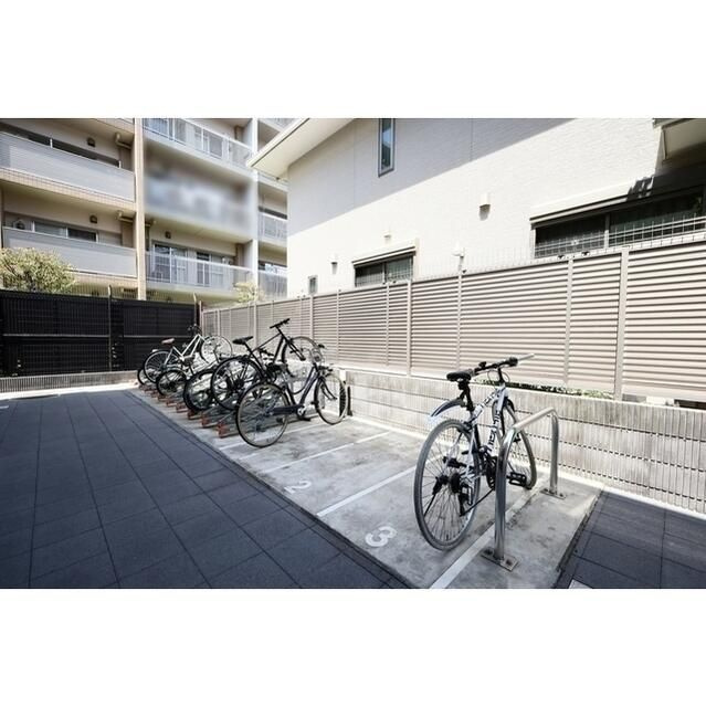 クラリティア文京千石の駐車場
