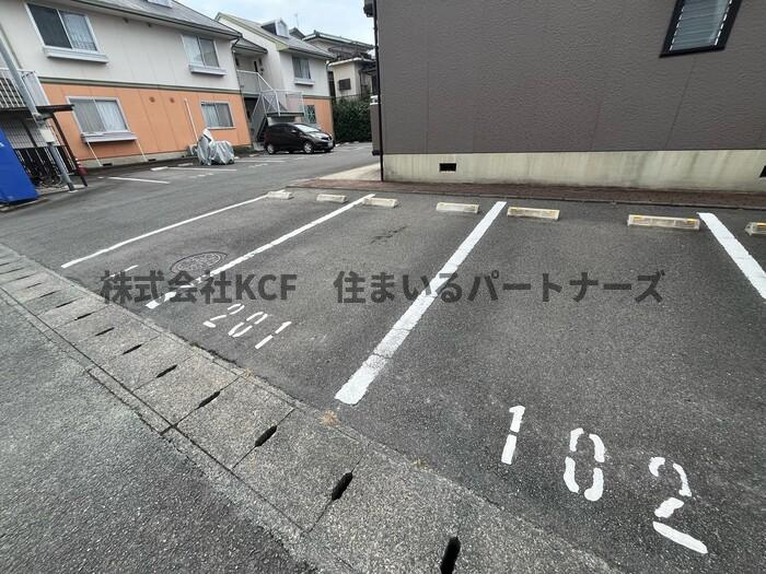 レジデンス21TH　A棟の駐車場|車をお持ちの方に嬉しい駐車場付きの物件です