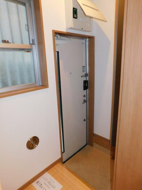 フラットさつき８の玄関