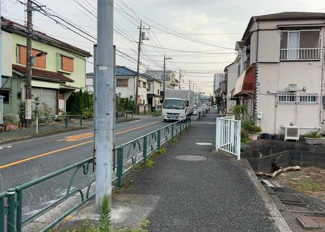【外観】 | 現地に行くなら、物件の周囲の地形がどうなっているかを見ることも大切です。周辺より低くなっている土地では、大雨などで水が集まりやすいため、地盤が弱くなっているということも考えられるため、注意が必要です。