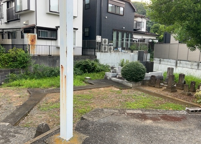 【外観】 | 隣家の土地はどうなっているのか、生活利便施設が近くにあるのか、学校まで近いかなど、お客様のライフスタイルにあわせたイメージが重要です。また、近くにあると困る施設が近くにないかも確認するといいでしょう。