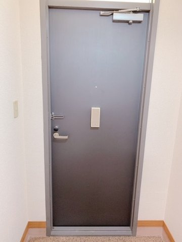 レオパレスクレストの玄関