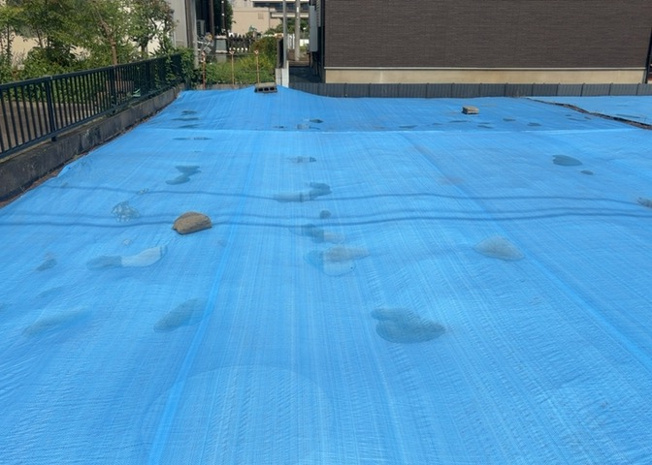 【外観】 | 家を建てる場合、方位は要チェックです。現実的に日当たりのよい家ならばリビングは南側、建築基準法でも北側に当たる家への配慮は求められています。土地を見学に行く際は、方位磁針を持って行くようにしましょう。