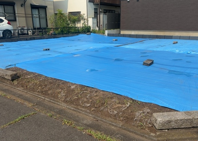 【外観】 | 土地の前の道路に消火栓が設置されていることがあります。この場合、道路交通法第45条第1項により、駐車禁止の場所が指定されています。そのため、車庫などの駐車スペースをつくることができない場合があります。