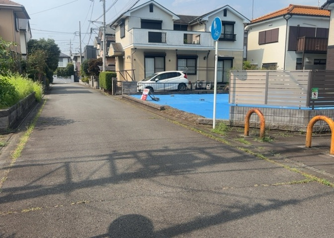 【外観】 | 現地に行くなら、物件の周囲の地形がどうなっているかを見ることも大切です。周辺より低くなっている土地では、大雨などで水が集まりやすいため、地盤が弱くなっているということも考えられるため、注意が必要です。