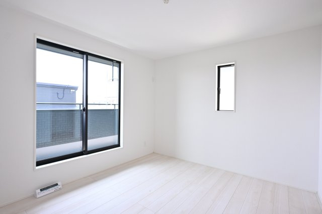 【洋室】 | 太田市牛沢町　グラファーレ | バルコニーに繋がる居室は窓も大きく陽の光がしっかりと入ります♪
