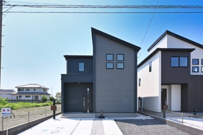 【外観】 | 太田市牛沢町　グラファーレ | 青空に映えるおしゃれなエクステリアです。ぜひ一度ご見学ください！