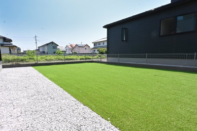 【庭】 | 太田市牛沢町　グラファーレ | 人工芝の庭はお手入れもしやすくきれいな状態をキープできます♪