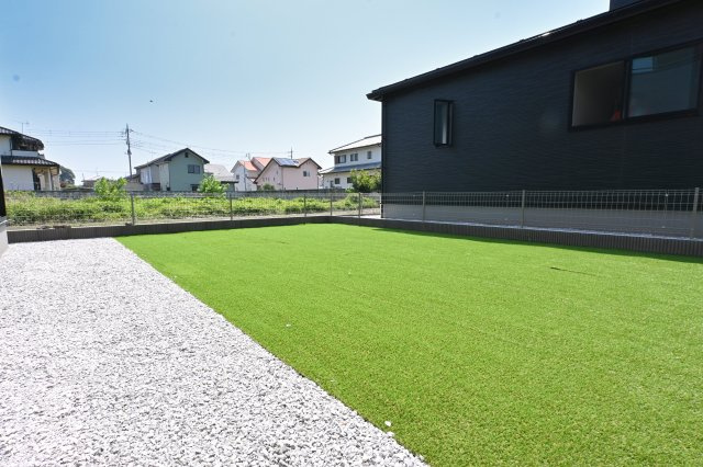 【庭】 | 太田市牛沢町　グラファーレ | 人工芝の庭はお手入れもしやすくきれいな状態をキープできます♪