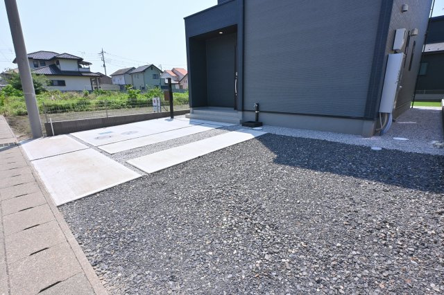 【駐車場】 | 太田市牛沢町　グラファーレ | 並列３台駐車可能な駐車場は来客時やお子様が大きくなっても安心です♪