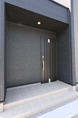 【玄関】 | 太田市牛沢町　グラファーレ | 広々とした玄関ポーチは雨の日も濡れずに安心です♪