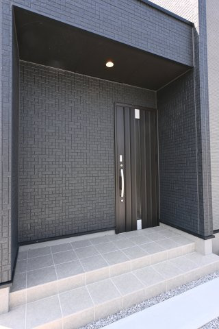 【玄関】 | 太田市牛沢町　グラファーレ | 広々とした玄関ポーチは雨の日も濡れずに安心です♪