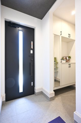 【玄関】 | 太田市牛沢町　グラファーレ | シューズボックスとシューズクロークの２か所の収納付きで玄関もスッキリ♪