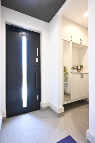 【玄関】 | 太田市牛沢町　グラファーレ | シューズボックスとシューズクロークの２か所の収納付きで玄関もスッキリ♪