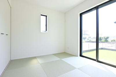 【和室】 | 太田市牛沢町　グラファーレ | 小さなお子様の遊び場にも便利な続き間の和室です♪南向きの窓で明るく暖かいお部屋です◎