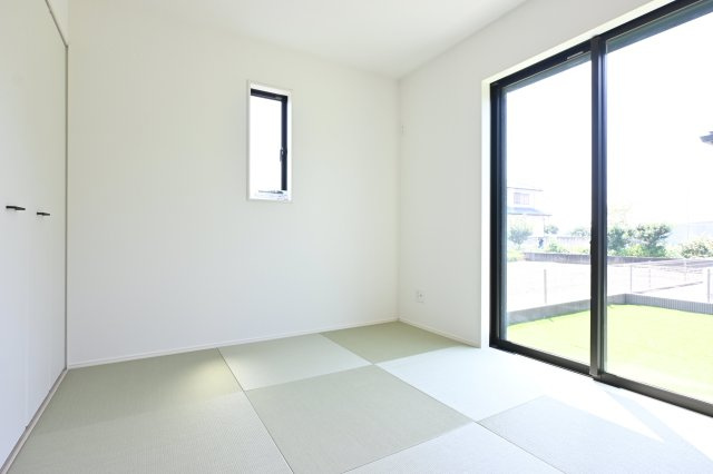 【和室】 | 太田市牛沢町　グラファーレ | 小さなお子様の遊び場にも便利な続き間の和室です♪南向きの窓で明るく暖かいお部屋です◎