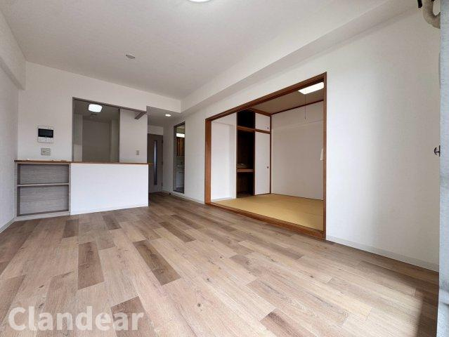 クレアール草加の居間・リビング|ドキドキの新生活も、安心してスタート。ぴったりの住まいを見つけませんか？クランディアが一緒に住まい選びをサポートします‼　まずは、お気軽にお問合せください　＃クランディア