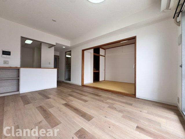 クレアール草加の居間・リビング|ドキドキの新生活も、安心してスタート。ぴったりの住まいを見つけませんか？クランディアが一緒に住まい選びをサポートします‼　まずは、お気軽にお問合せください　＃クランディア