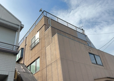 【バルコニー】 | 事務所 | バルコニーは、室外の専用スペースのうち、「屋根がなく開放された空間」であるものを指します。ベランダより広いタイプのものが多く、日当たりもよいため家庭菜園などを楽しみたい人にとって適した環境となります。