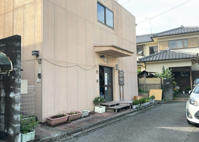 【玄関】 | 事務所 | 玄関は家の顔でもあり、家族以外の目にも止まる場所です。玄関は外との間を仕切る扉、靴などをしまっておく収納スペース、靴脱ぎのたたきスペース、来客とのやり取りをするドアホンなど複数のアイテムからなります。