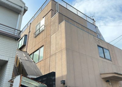【外観】 | 事務所 | 木造住宅とは土台、壁、柱など建築物の強度を支える構造体の材に木が使用されている構造を指します。構造体は建物の自重を支えるだけではなく風圧や水圧、積裁荷重などあらゆる衝撃に耐えるための基礎です。
