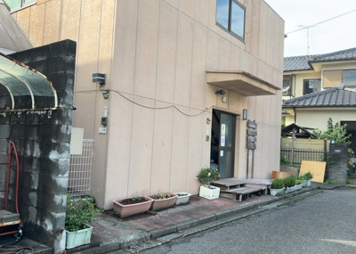 【外観】 | 事務所 | 建物の基礎工事の方法は、主流となっているベタ基礎（防湿基礎）と布基礎の２種類に分類され、床下の通気性や耐久性などに違いがあります。建物の基礎部分の構造や付帯設備など詳細については現地でご確認ください。