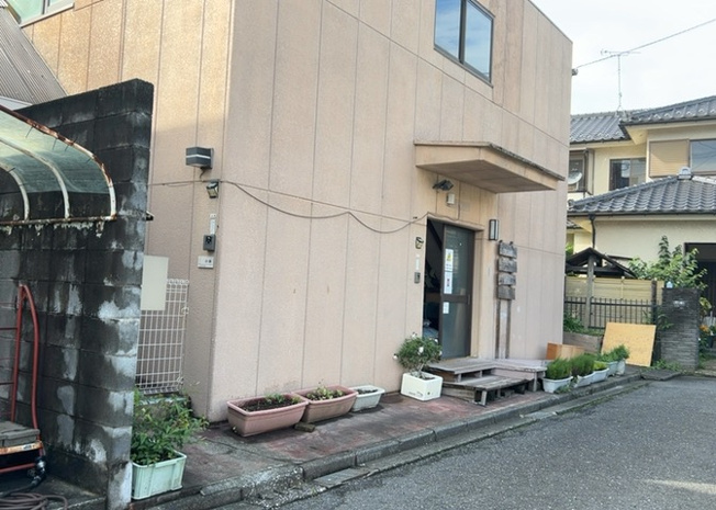 【外観】 | 事務所 | 建物の基礎工事の方法は、主流となっているベタ基礎（防湿基礎）と布基礎の２種類に分類され、床下の通気性や耐久性などに違いがあります。建物の基礎部分の構造や付帯設備など詳細については現地でご確認ください。