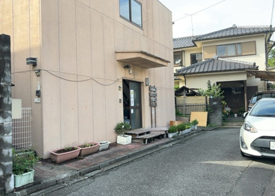 【内装】 | 事務所 | 玄関ポーチにおいて最も重視すべきと言っても良いのが広さです。適切な広さの玄関ポーチでないと外見的なバランスは崩れてしまいますし、何より使いにくくなってしまいますので、現地で実際に下見をしてみましょう！