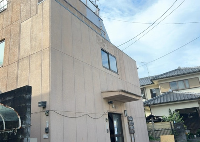 【外観】 | 事務所 | 隣家の土地はどうなっているのか、生活利便施設が近くにあるのか、学校まで近いかなど、お客様のライフスタイルにあわせたイメージが重要です。また、近くにあると困る施設が近くにないかも確認するといいでしょう。